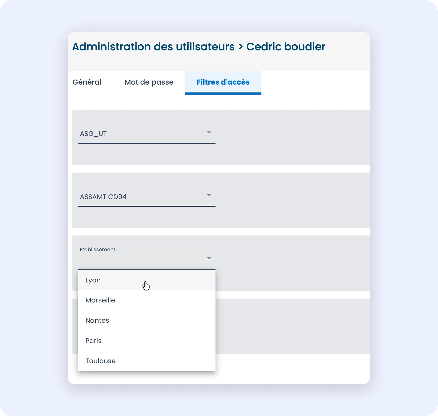 Capture de l'onglet "Filtres d'accès" dans la fiche d'un utilisateur, montrant un filtre "Zone géo" avec la valeur "Est" sélectionnée
